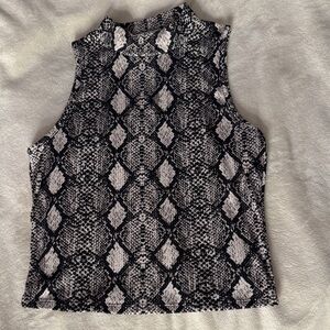 Sleeveless Black and Gray Patterned Top